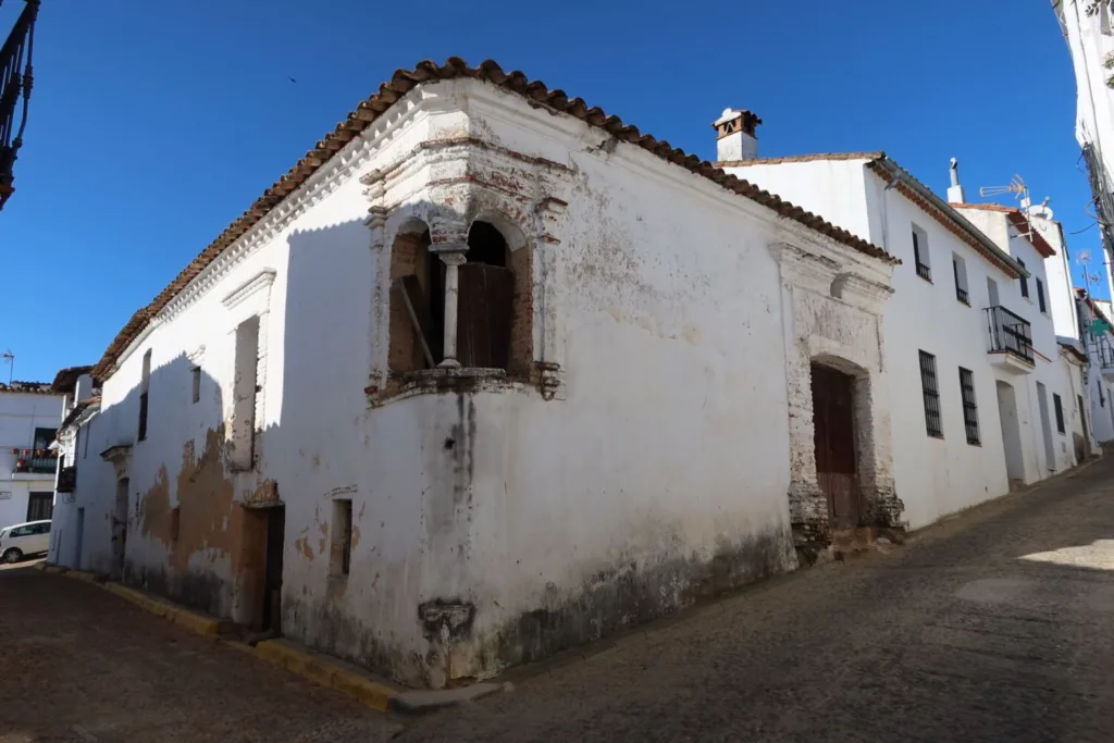 Descubre Castaño del Robledo, el pueblo de España que esconde el Callejón de las Brujas, sus leyendas, iglesias históricas y paisajes de otoño.