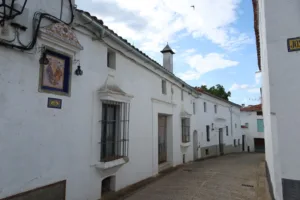 Castaño del Robledo: el pueblo de casas blancas que esconde el misterioso Callejón de las Brujas