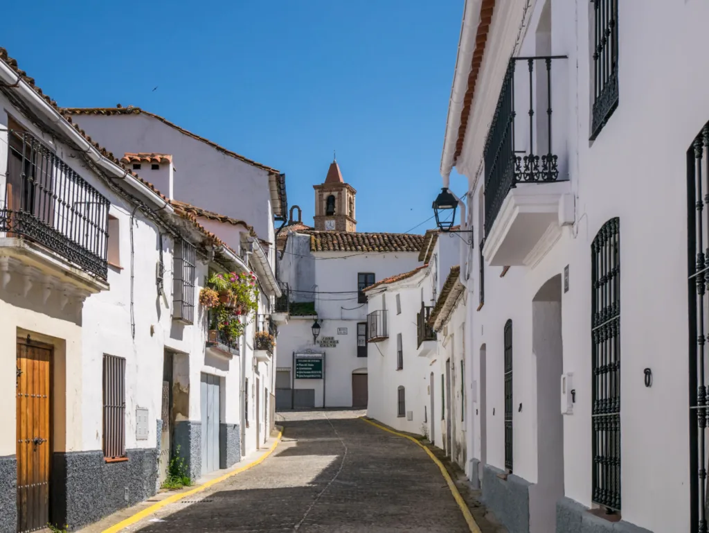Descubre Castaño del Robledo, el pueblo de España que esconde el Callejón de las Brujas, sus leyendas, iglesias históricas y paisajes de otoño.
