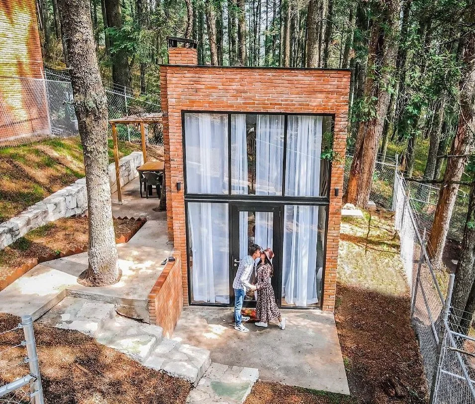 Chimenea encendida, una taza caliente entre las manos y árboles afuera de la ventana. Si el cuerpo ya te está pidiendo una escapada otoñal, estos destinos combinan naturaleza, descanso y ese ambiente acogedor que sólo una noche en una cabaña puede regalar. ¿Cuál te gustaría conocer más?