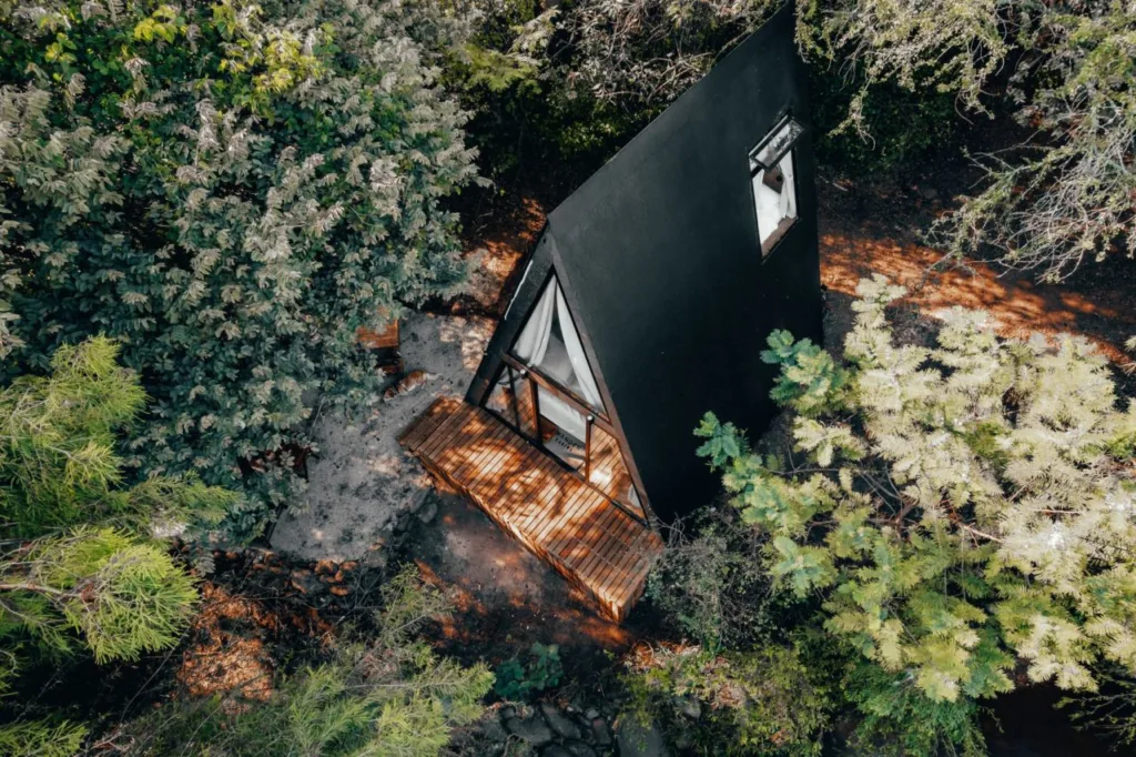 Chimenea encendida, una taza caliente entre las manos y árboles afuera de la ventana. Si el cuerpo ya te está pidiendo una escapada otoñal, estos destinos combinan naturaleza, descanso y ese ambiente acogedor que sólo una noche en una cabaña puede regalar. ¿Cuál te gustaría conocer más?