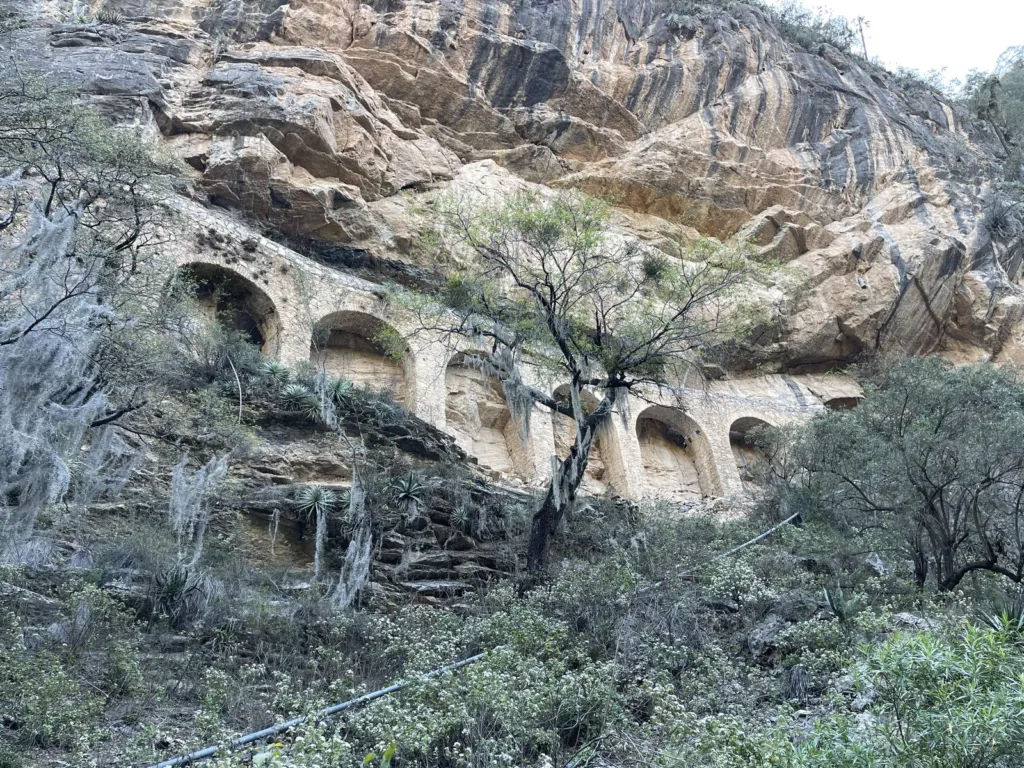 Descubre el Paso del Diablo, uno de los recorridos más extremos de la Huasteca Potosina. Conoce dónde se encuentra, por qué recibe ese nombre, qué tan difícil es cruzarlo y por qué se ha convertido en una de las experiencias más impresionantes de San Luis Potosí.