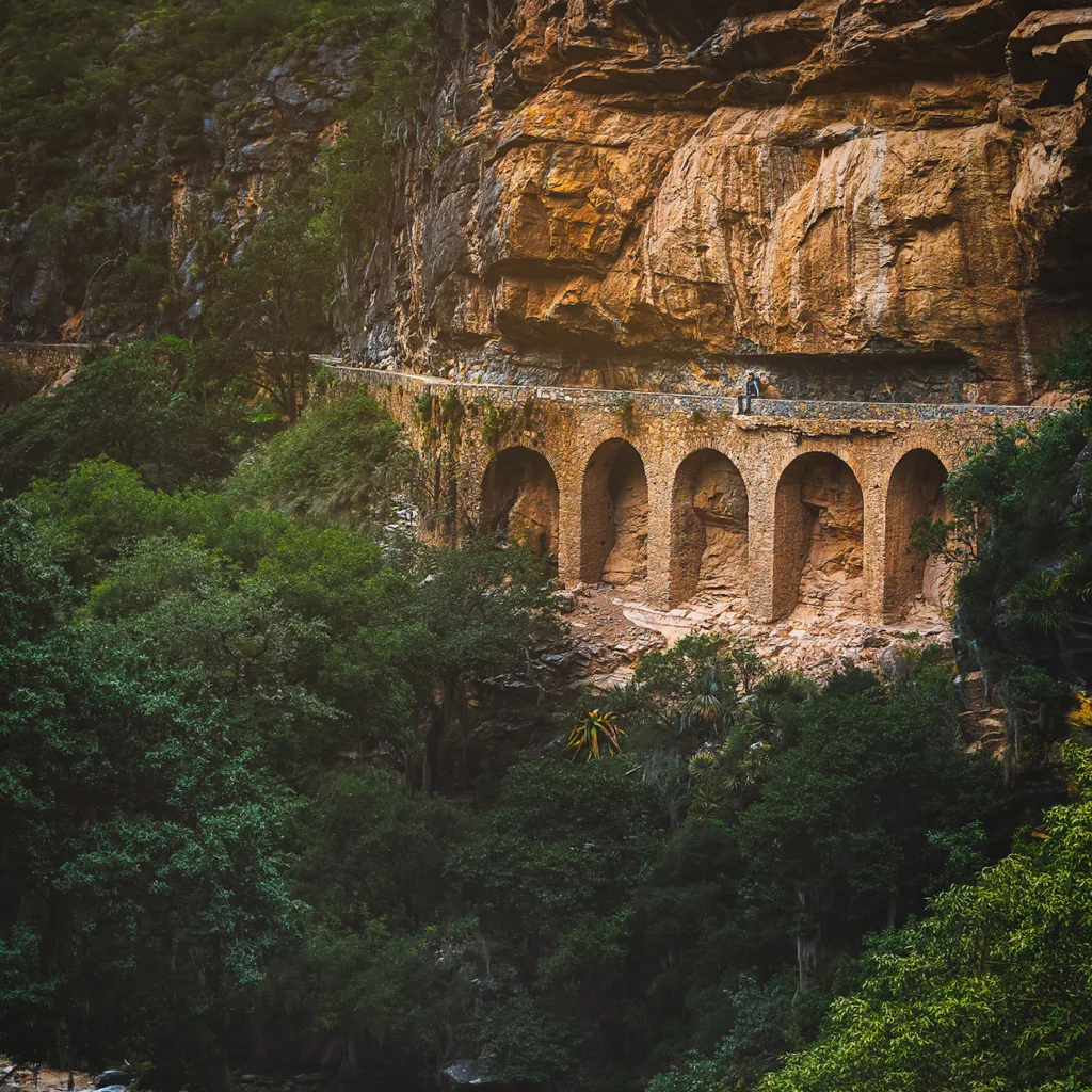 Descubre el Paso del Diablo, uno de los recorridos más extremos de la Huasteca Potosina. Conoce dónde se encuentra, por qué recibe ese nombre, qué tan difícil es cruzarlo y por qué se ha convertido en una de las experiencias más impresionantes de San Luis Potosí.