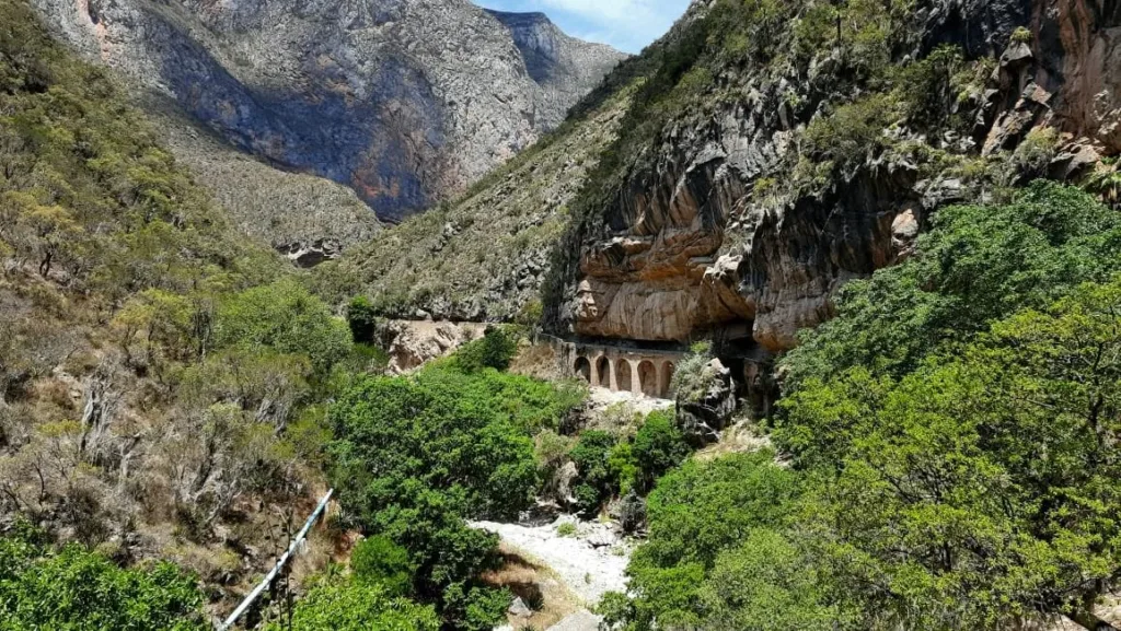 Descubre el Paso del Diablo, uno de los recorridos más extremos de la Huasteca Potosina. Conoce dónde se encuentra, por qué recibe ese nombre, qué tan difícil es cruzarlo y por qué se ha convertido en una de las experiencias más impresionantes de San Luis Potosí.