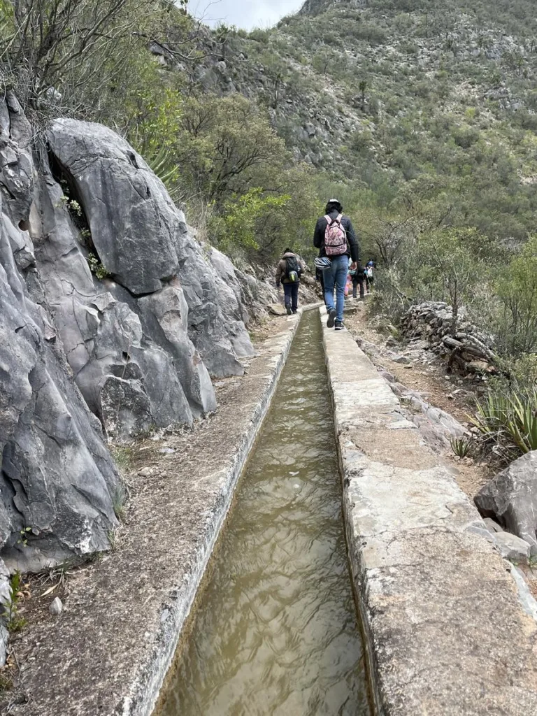 Descubre el Paso del Diablo, uno de los recorridos más extremos de la Huasteca Potosina. Conoce dónde se encuentra, por qué recibe ese nombre, qué tan difícil es cruzarlo y por qué se ha convertido en una de las experiencias más impresionantes de San Luis Potosí.