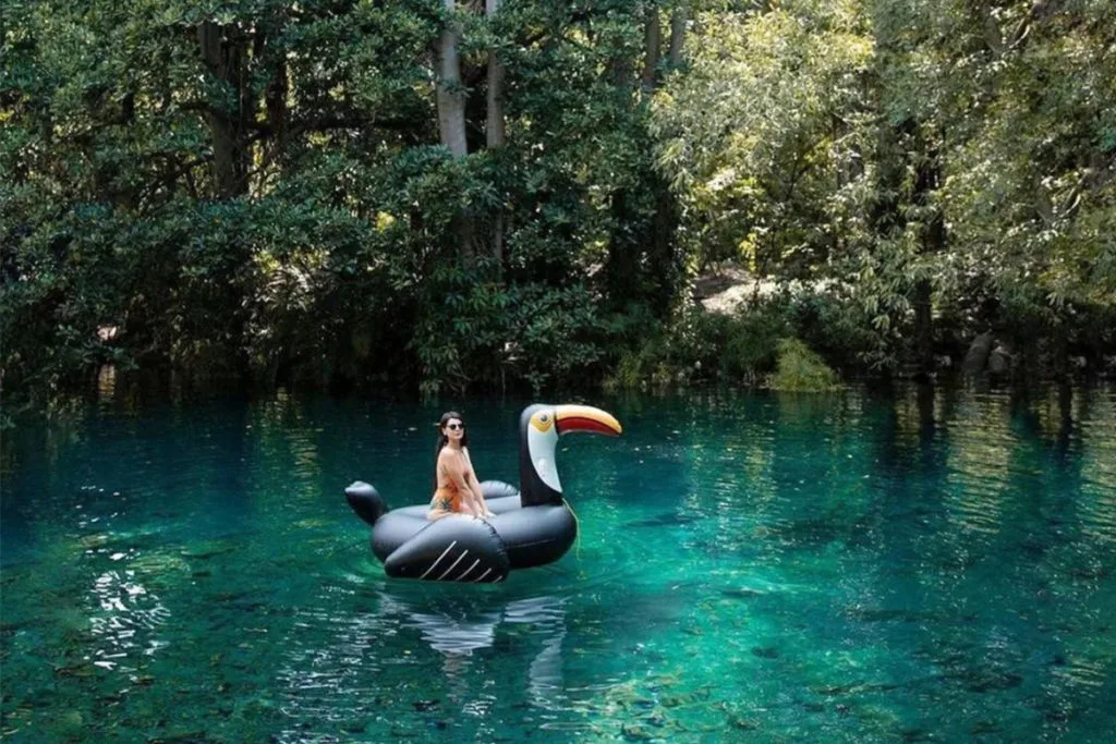 ¿Un chapuzón entre montañas, una gruta escondida o un río de aguas cristalinas? Estos destinos son una excelente excusa para dejar la rutina y disfrutar de la naturaleza sin viajar hasta la playa. ¿Cuál será tu próximo destino?