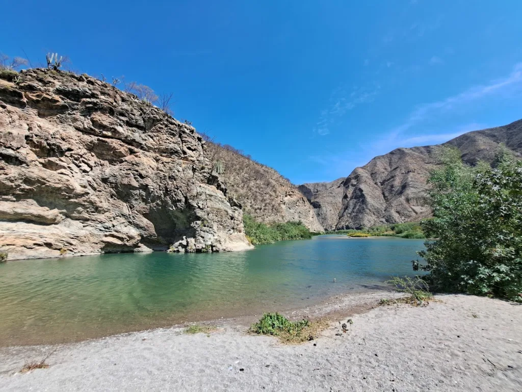 ¿Un chapuzón entre montañas, una gruta escondida o un río de aguas cristalinas? Estos destinos son una excelente excusa para dejar la rutina y disfrutar de la naturaleza sin viajar hasta la playa. ¿Cuál será tu próximo destino?