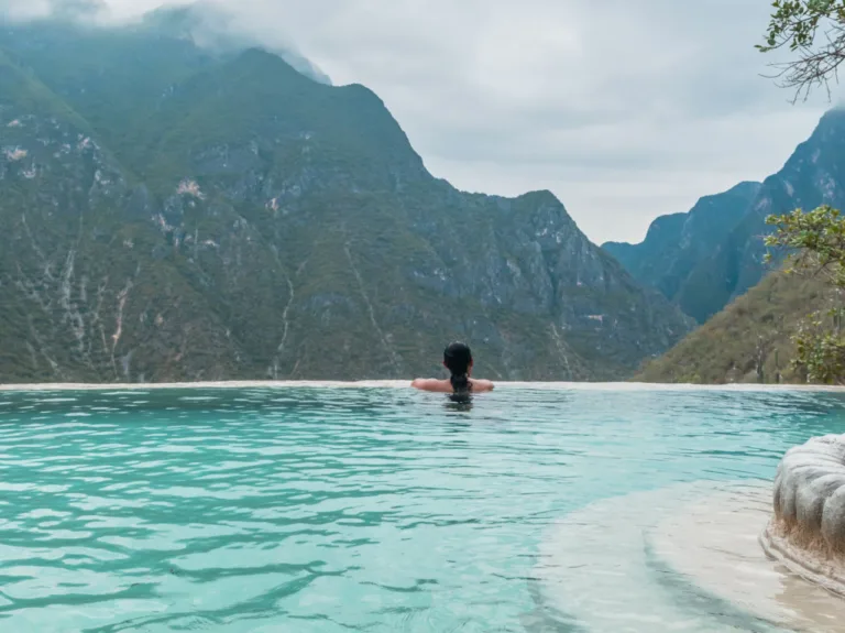 ¿Un chapuzón entre montañas, una gruta escondida o un río de aguas cristalinas? Estos destinos son una excelente excusa para dejar la rutina y disfrutar de la naturaleza sin viajar hasta la playa. ¿Cuál será tu próximo destino?