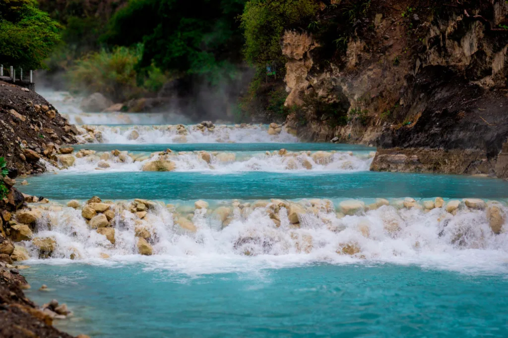 ¿Un chapuzón entre montañas, una gruta escondida o un río de aguas cristalinas? Estos destinos son una excelente excusa para dejar la rutina y disfrutar de la naturaleza sin viajar hasta la playa. ¿Cuál será tu próximo destino?