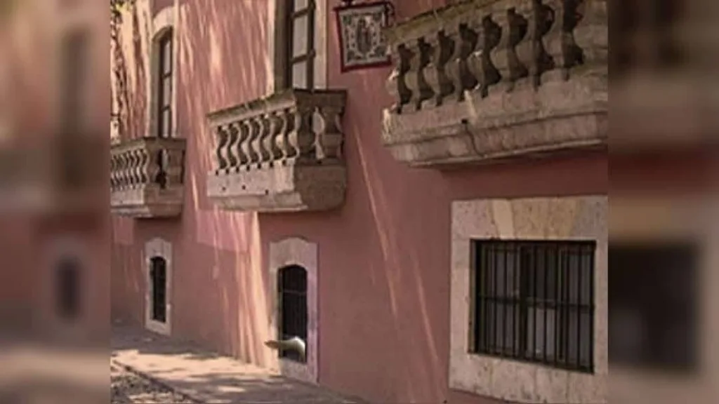 La leyenda de La Mano en la Reja ha convertido a una antigua casona de Morelia en símbolo de uno de los relatos románticos y trágicos más famosos de la ciudad, donde tradición, patrimonio y misterio continúan encontrándose./Foto: Morelia