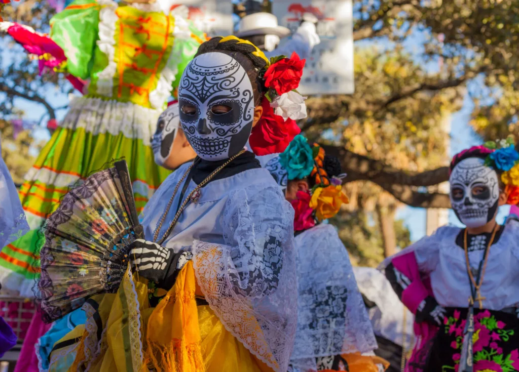 Descubre 4 Pueblos Mágicos para celebrar el Día de Muertos: Tlaxco, Chignahuapan, Real del Monte y Malinalco. ¡Planea tu próxima escapada!