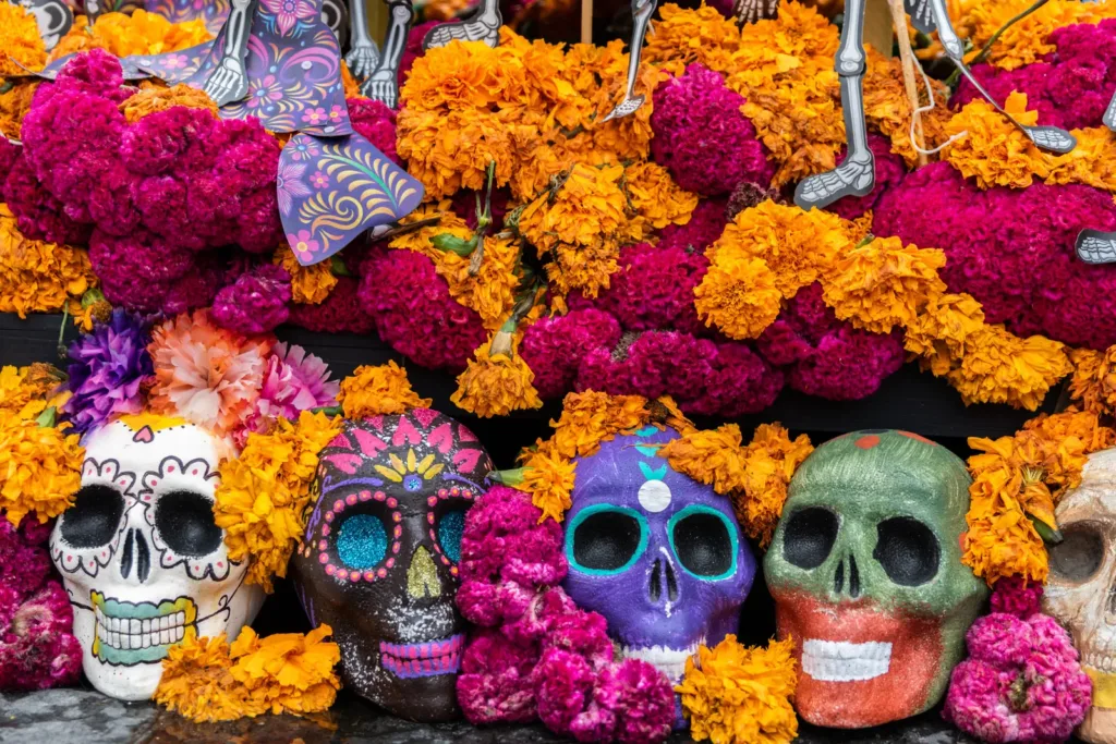 Descubre 5 ofrendas y experiencias de Día de Muertos 2026 en CDMX: Zócalo, UNAM, Chapultepec, Claustro de Sor Juana y Anahuacalli. ¿Cuál será la mejor?