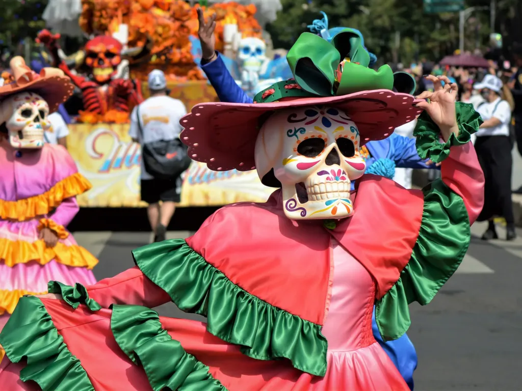Conoce cuándo será el Desfile de Día de Muertos 2026 en CDMX, a qué hora comienza, su ruta oficial y qué actividades podrás disfrutar.