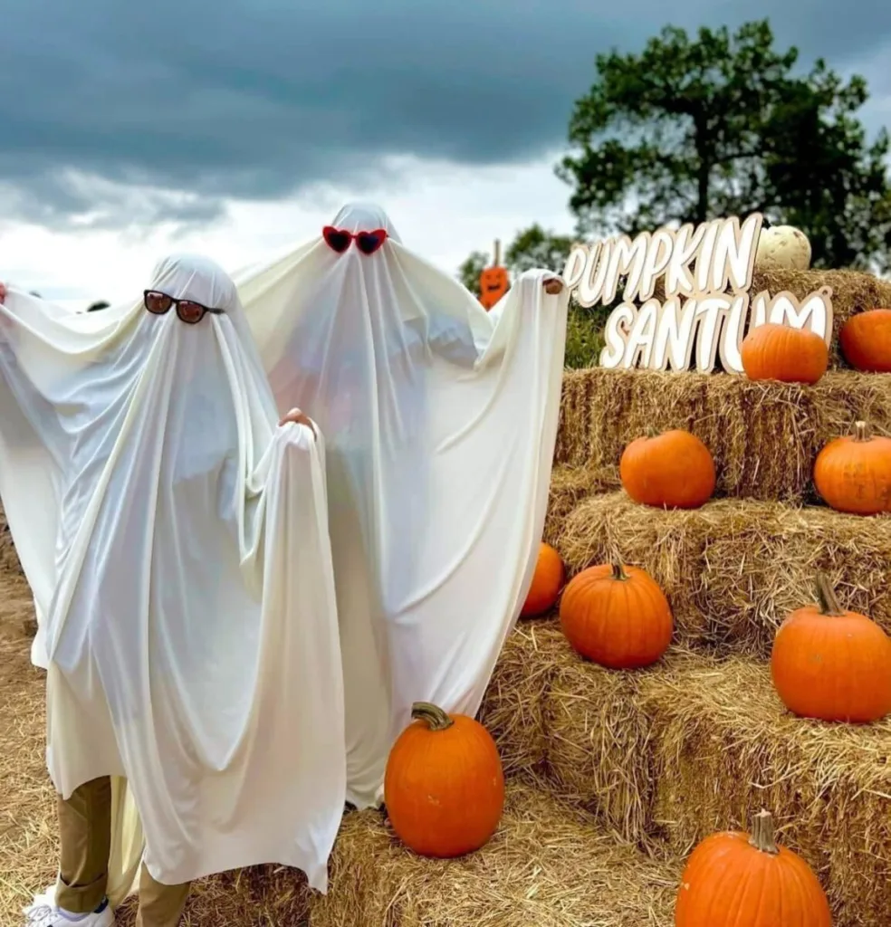 ¿Un paisaje de película sin viajar demasiado lejos? Existe un lugar donde los campos se pintan de naranja, aparecen criaturas fantásticas y las noches se llenan de leyendas. Te contamos cómo visitarlo.