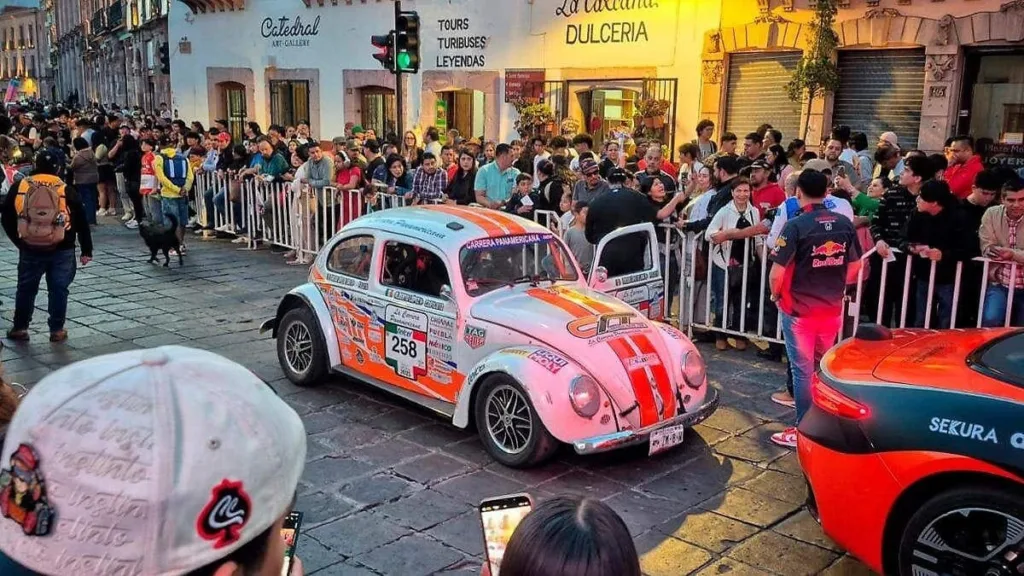 El rugido de los motores, vehículos históricos y pilotos internacionales están por transformar uno de los Pueblos Mágicos más emblemáticos de Morelos. Descubre cómo vivir este encuentro que combina automovilismo, historia y turismo. ¿Te vas a lanzar?