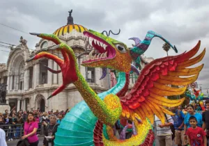 Criaturas fantásticas, colores impresionantes y enormes figuras que parecen salidas de un sueño volverán a conquistar las calles de la capital. Descubre los detalles de una de las celebraciones más originales del arte popular mexicano. ¿Vas a ir?