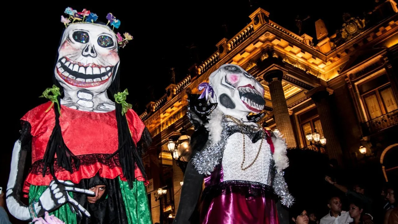 ¿Te imaginas recorrer calles subterráneas entre catrinas, luces y tradiciones que parecen cobrar vida? Guanajuato prepara seis días de experiencias donde la historia, la gastronomía y el recuerdo de nuestros seres queridos serán protagonistas. ¿Te gustaría ir?