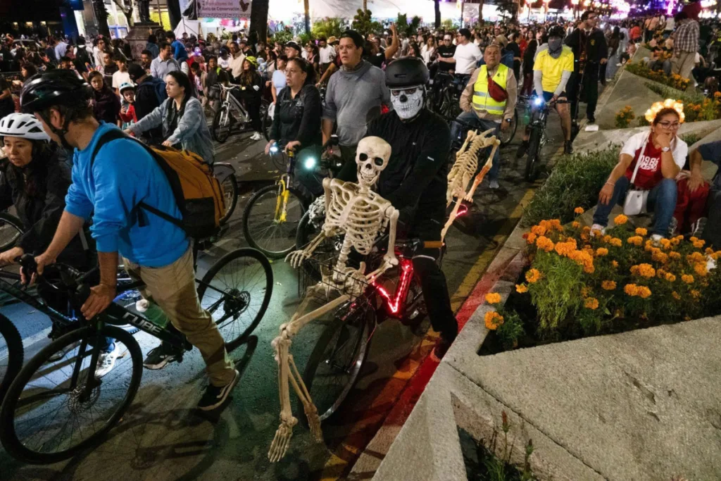 Conoce la fecha, horario, ruta y actividades gratuitas del Paseo Nocturno de Día de Muertos 2026 en CDMX, que llegará hasta Chapultepec. ¿Vas a ir?