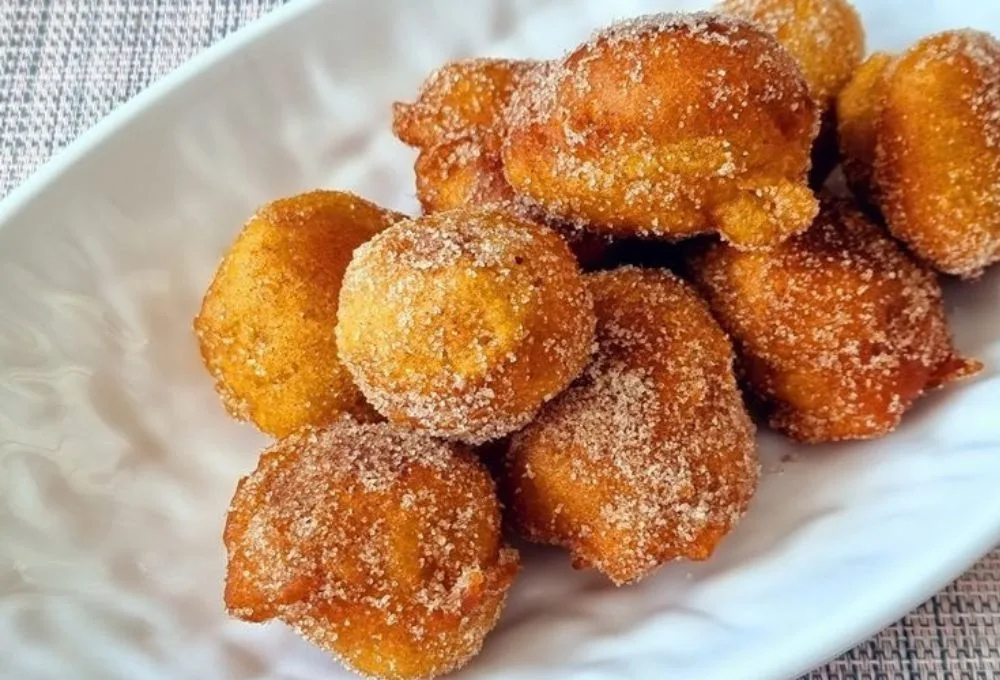 Crujientes por fuera, tiernos por dentro y con el dulzor de uno de los ingredientes favoritos de la temporada. Estos buñuelos tienen raíces en la tradición valenciana y necesitan muy pocos ingredientes para convertirse en un antojo perfecto para las tardes de otoño.