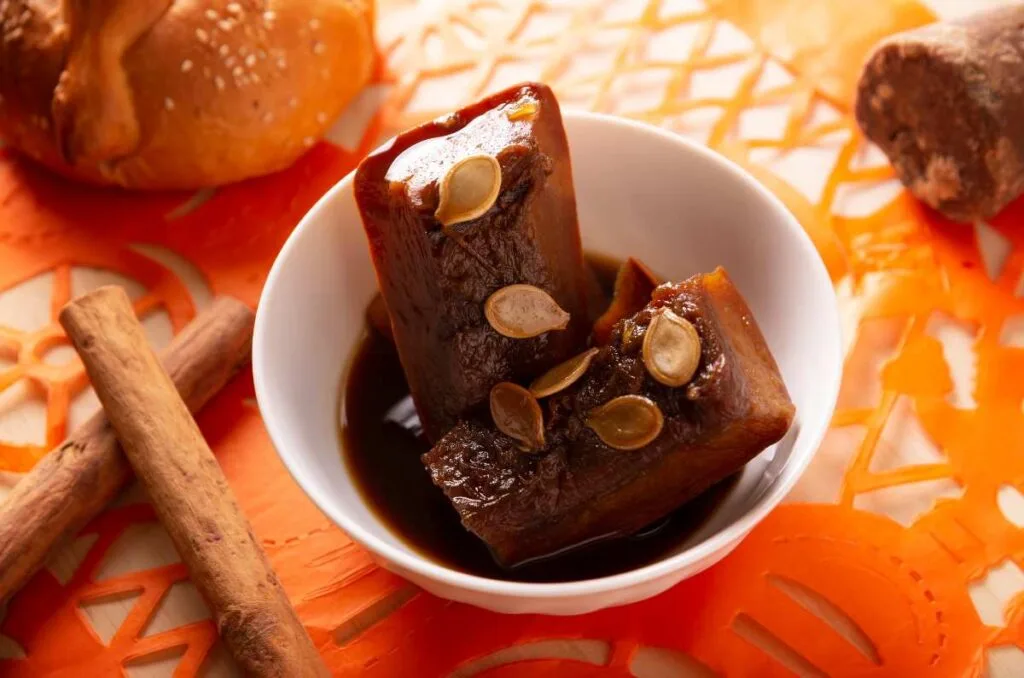 Descubre qué significa calabaza en tacha, la historia de este dulce mexicano y cómo prepararlo con piloncillo y canela para disfrutar el otoño. ¿Es de tus dulces favoritos?