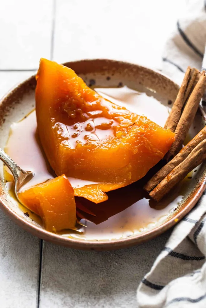 Descubre qué significa calabaza en tacha, la historia de este dulce mexicano y cómo prepararlo con piloncillo y canela para disfrutar el otoño. ¿Es de tus dulces favoritos?