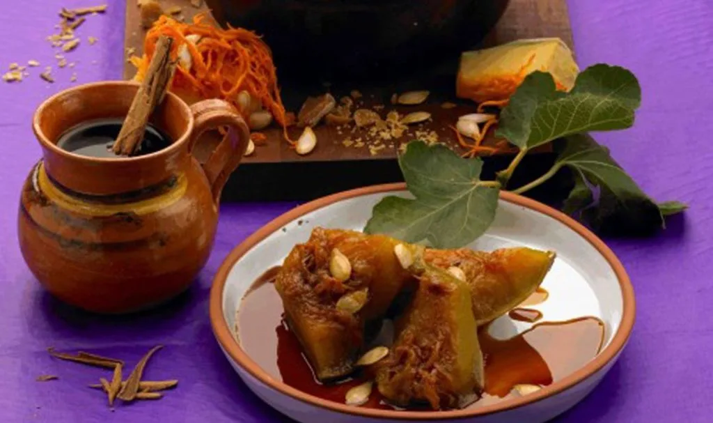 Descubre qué significa calabaza en tacha, la historia de este dulce mexicano y cómo prepararlo con piloncillo y canela para disfrutar el otoño. ¿Es de tus dulces favoritos?