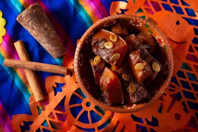 Descubre qué significa calabaza en tacha, la historia de este dulce mexicano y cómo prepararlo con piloncillo y canela para disfrutar el otoño. ¿Es de tus dulces favoritos?