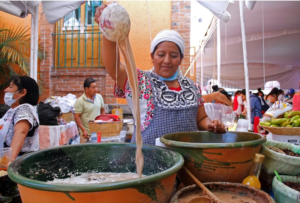 El verdadero secreto del tejate no está únicamente en sus cuatro ingredientes: vive en las manos capaces de tostarlos, molerlos y batirlos hasta que la inconfundible espuma blanca aparece sobre la bebida./Foto: Wikimedia Commons