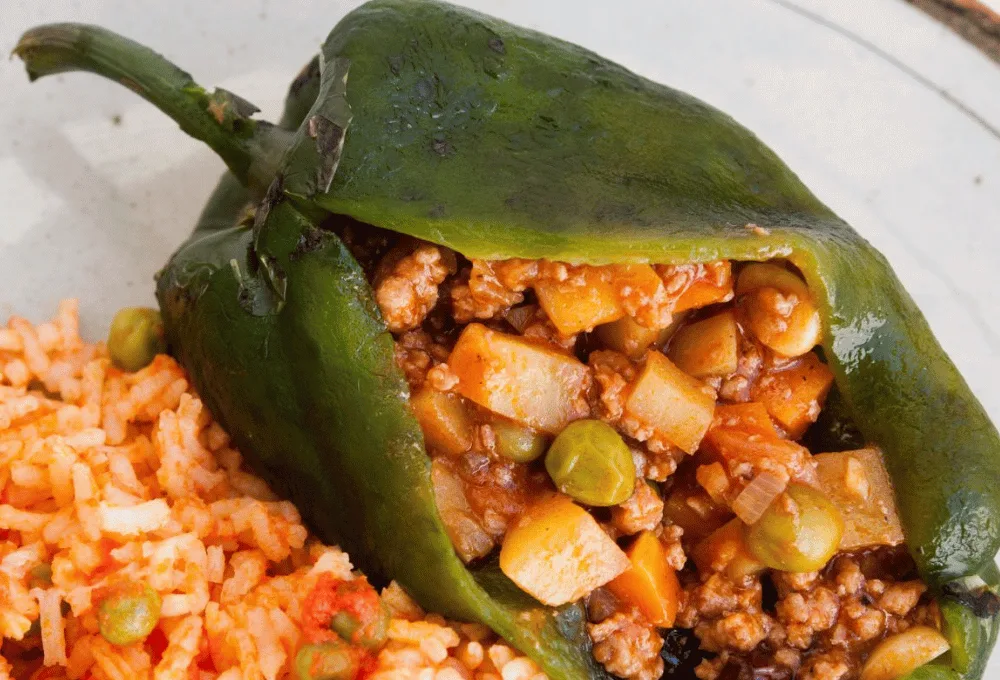 chile poblano relleno, acompañado con arroz rojo. Gastronomía.