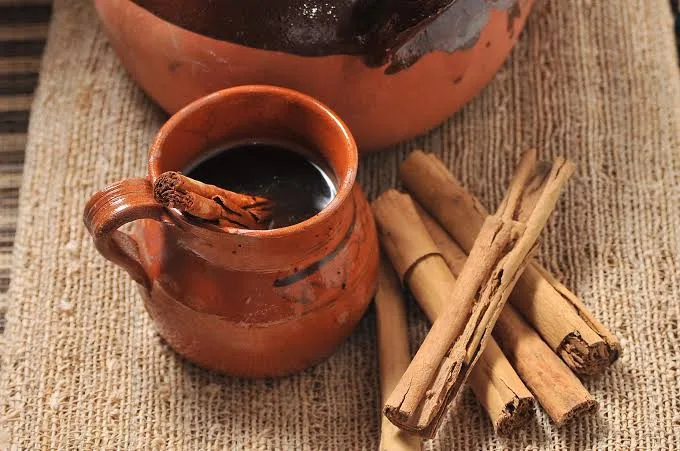 Una taza humeante puede contar mucho más que una receta. Descubre cinco sabores tradicionales que merecen acompañarte cuando comienza a refrescar y las temperaturas bajen de forma considerable. Y a ti ¿cuál de estás te gusta más?