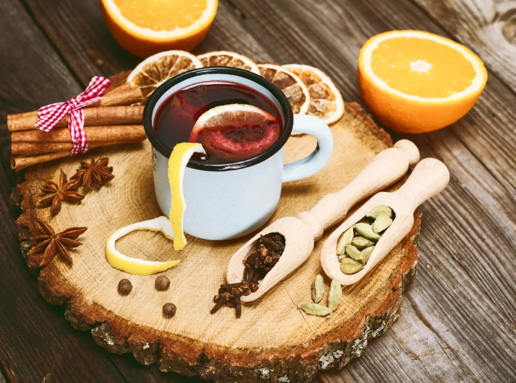Una taza humeante puede contar mucho más que una receta. Descubre cinco sabores tradicionales que merecen acompañarte cuando comienza a refrescar y las temperaturas bajen de forma considerable. Y a ti ¿cuál de estás te gusta más?