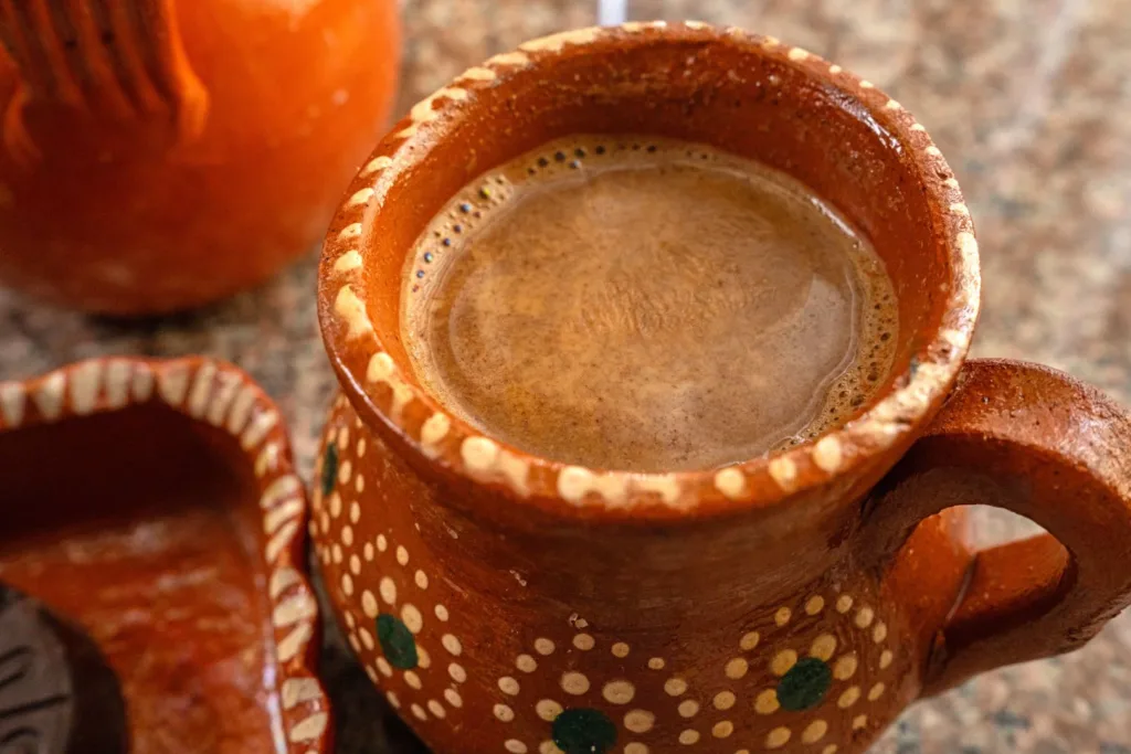 Una taza humeante puede contar mucho más que una receta. Descubre cinco sabores tradicionales que merecen acompañarte cuando comienza a refrescar y las temperaturas bajen de forma considerable. Y a ti ¿cuál de estás te gusta más?