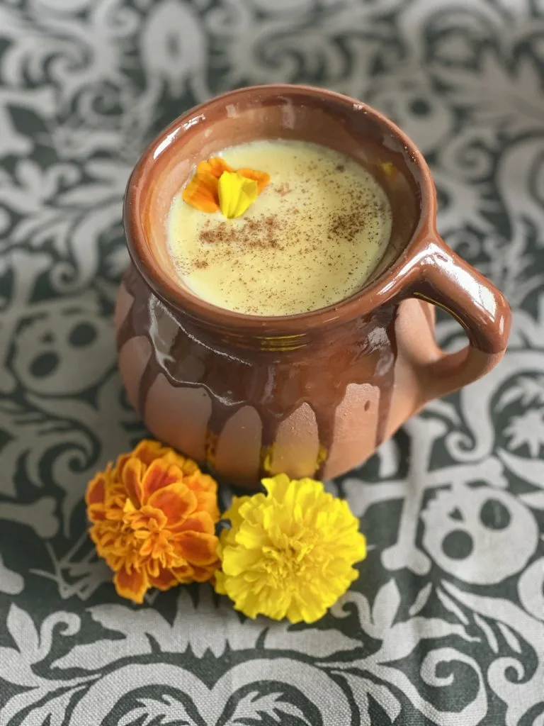 Descubre qué es el atole de cempasúchil, su historia y cómo preparar esta bebida mexicana para el Día de Muertos.