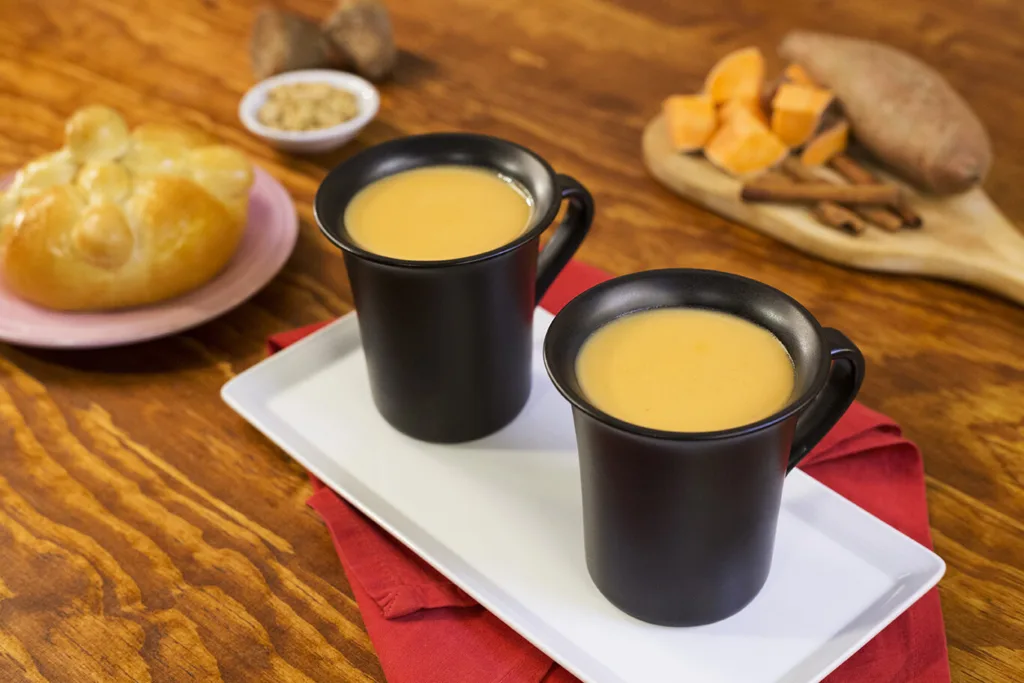 Descubre qué es el atole de cempasúchil, su historia y cómo preparar esta bebida mexicana para el Día de Muertos.