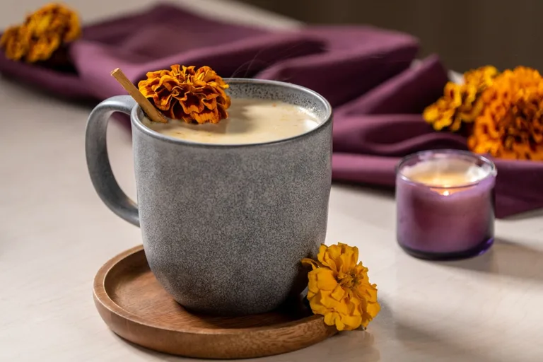 Descubre qué es el atole de cempasúchil, su historia y cómo preparar esta bebida mexicana para el Día de Muertos.