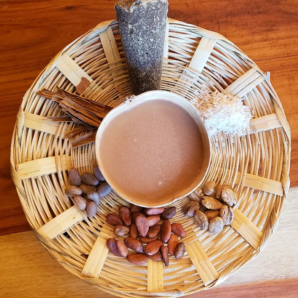 Descubre qué es el chilate, la bebida tradicional de la Costa Chica de Guerrero. Conoce su origen, cómo se prepara, por qué es tan importante para la gastronomía guerrerense y dónde probarla.