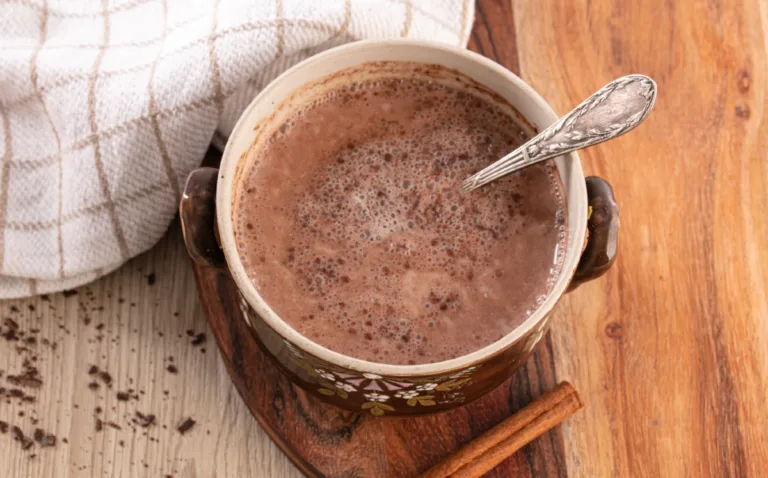 Descubre qué es el chilate, la bebida tradicional de la Costa Chica de Guerrero. Conoce su origen, cómo se prepara, por qué es tan importante para la gastronomía guerrerense y dónde probarla.