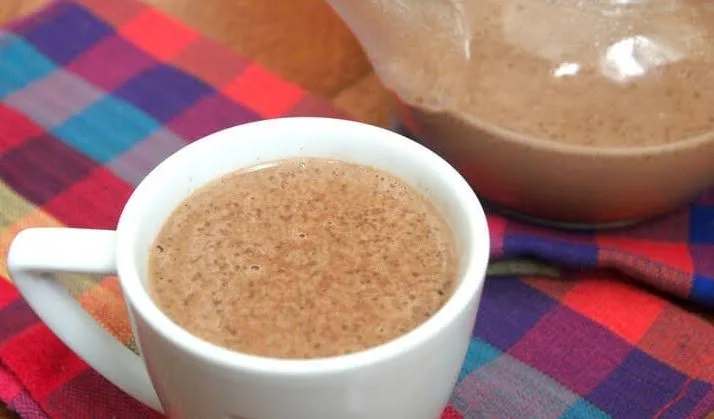 Mucho antes de las tazas cremosas que conocemos actualmente, el cacao ya se bebía en Mesoamérica. En Oaxaca, preparar chocolate con agua mantiene viva una tradición que atraviesa siglos de historia y continúa presente en hogares, mercados y celebraciones. ¿Te gusta este chocolate o prefieres el de leche?