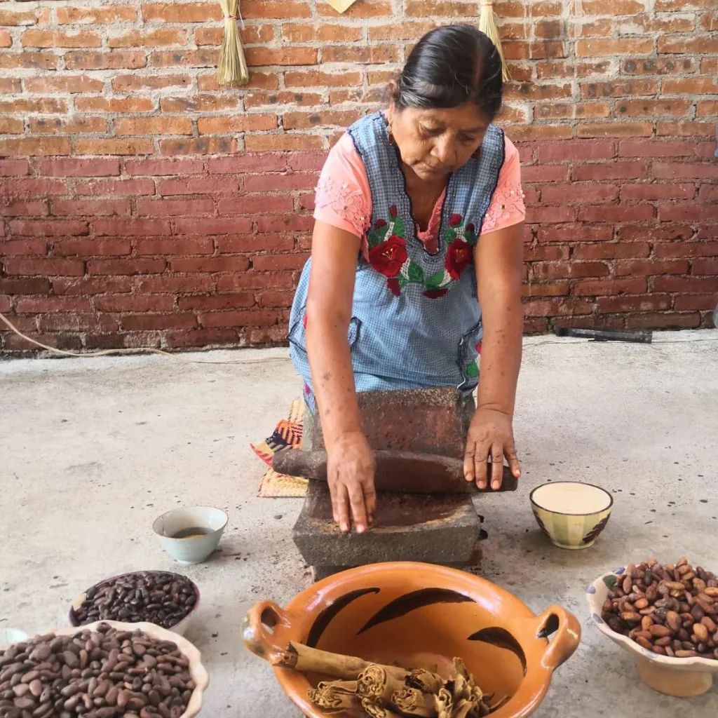 Mucho antes de las tazas cremosas que conocemos actualmente, el cacao ya se bebía en Mesoamérica. En Oaxaca, preparar chocolate con agua mantiene viva una tradición que atraviesa siglos de historia y continúa presente en hogares, mercados y celebraciones. ¿Te gusta este chocolate o prefieres el de leche?