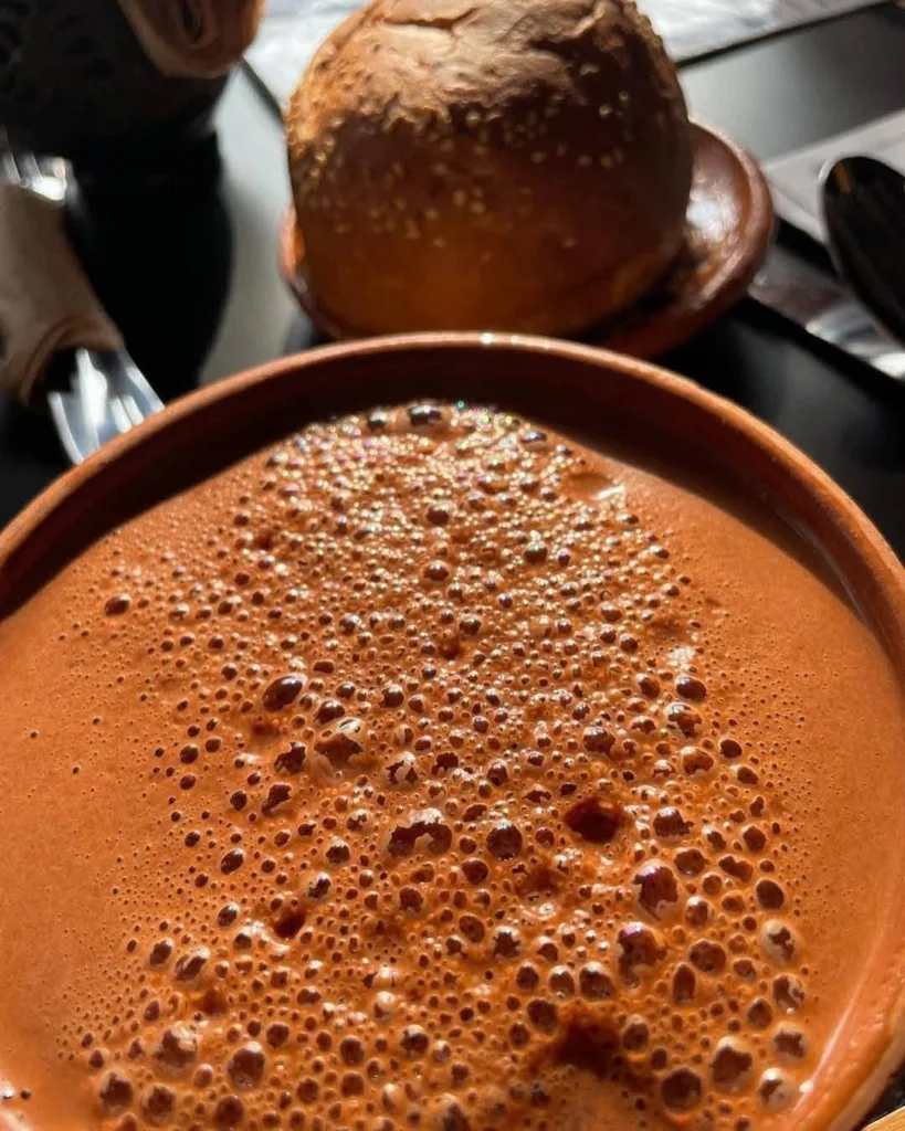 Mucho antes de las tazas cremosas que conocemos actualmente, el cacao ya se bebía en Mesoamérica. En Oaxaca, preparar chocolate con agua mantiene viva una tradición que atraviesa siglos de historia y continúa presente en hogares, mercados y celebraciones. ¿Te gusta este chocolate o prefieres el de leche?