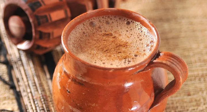 Mucho antes de las tazas cremosas que conocemos actualmente, el cacao ya se bebía en Mesoamérica. En Oaxaca, preparar chocolate con agua mantiene viva una tradición que atraviesa siglos de historia y continúa presente en hogares, mercados y celebraciones. ¿Te gusta este chocolate o prefieres el de leche?