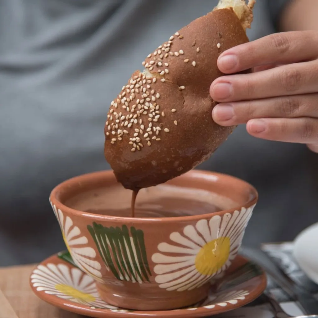 Mucho antes de las tazas cremosas que conocemos actualmente, el cacao ya se bebía en Mesoamérica. En Oaxaca, preparar chocolate con agua mantiene viva una tradición que atraviesa siglos de historia y continúa presente en hogares, mercados y celebraciones. ¿Te gusta este chocolate o prefieres el de leche?