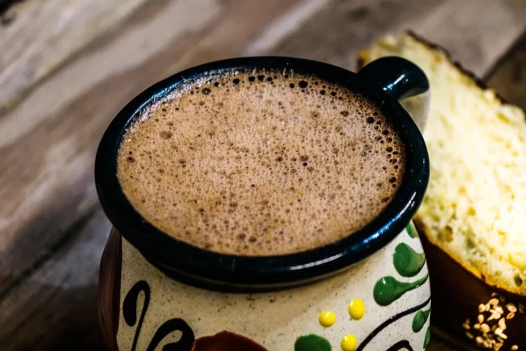 Mucho antes de las tazas cremosas que conocemos actualmente, el cacao ya se bebía en Mesoamérica. En Oaxaca, preparar chocolate con agua mantiene viva una tradición que atraviesa siglos de historia y continúa presente en hogares, mercados y celebraciones. ¿Te gusta este chocolate o prefieres el de leche?