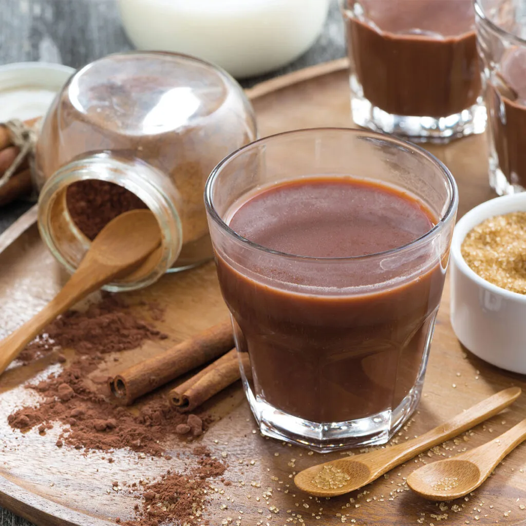Mucho antes de las tazas cremosas que conocemos actualmente, el cacao ya se bebía en Mesoamérica. En Oaxaca, preparar chocolate con agua mantiene viva una tradición que atraviesa siglos de historia y continúa presente en hogares, mercados y celebraciones. ¿Te gusta este chocolate o prefieres el de leche?