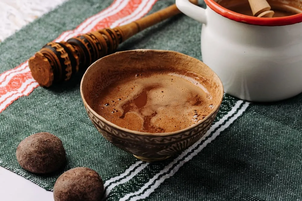 Mucho antes de las tazas cremosas que conocemos actualmente, el cacao ya se bebía en Mesoamérica. En Oaxaca, preparar chocolate con agua mantiene viva una tradición que atraviesa siglos de historia y continúa presente en hogares, mercados y celebraciones. ¿Te gusta este chocolate o prefieres el de leche?