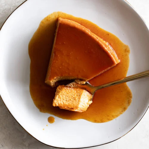 Aprende cómo hacer flan de calabaza de Castilla con 6 ingredientes. Te compartimos la receta, el tiempo de cocción y consejos para que quede cremoso. ¿Lo quisieras preparar?