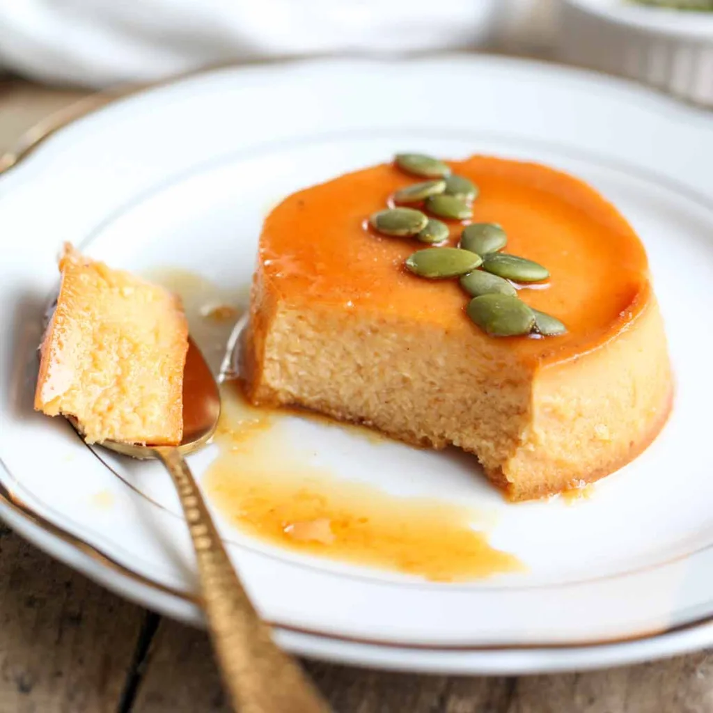 Aprende cómo hacer flan de calabaza de Castilla con 6 ingredientes. Te compartimos la receta, el tiempo de cocción y consejos para que quede cremoso. ¿Lo quisieras preparar?
