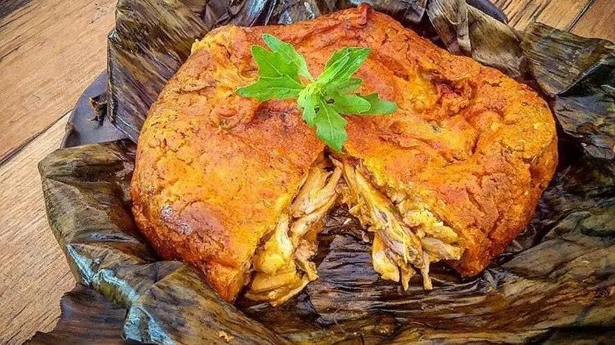 Descubre qué es el mucbipollo, el tamal maya que se cocina bajo tierra durante el Hanal Pixán, su historia, ingredientes y significado en Día de Muertos. ¿Ya lo conocías?