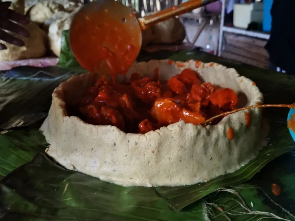 Descubre qué es el mucbipollo, el tamal maya que se cocina bajo tierra durante el Hanal Pixán, su historia, ingredientes y significado en Día de Muertos. ¿Ya lo conocías?
