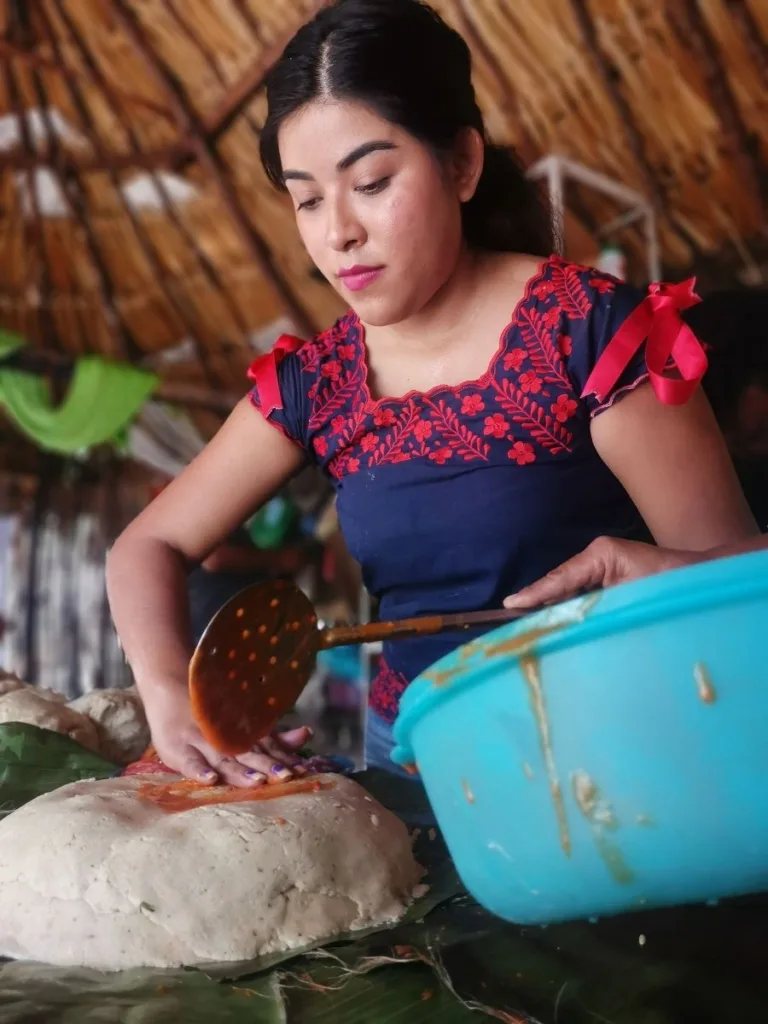 Descubre qué es el mucbipollo, el tamal maya que se cocina bajo tierra durante el Hanal Pixán, su historia, ingredientes y significado en Día de Muertos. ¿Ya lo conocías?